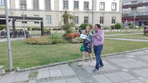 Raimundo Gonzalez, concelleiro de Facenda de Pontevedra con Susana Pedreira O concelleiro conversa con Susana Pedreira mentras pasea pola Praza da Liberdade