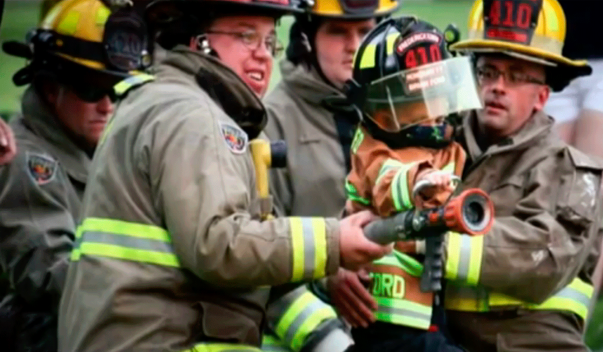 El niño con leucemia que consiguió ser bombero por un día El niño con leucemia que consiguió ser bombero por un día