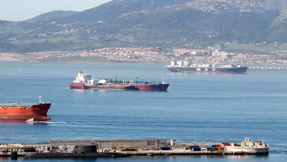 El submarino de propulsión nuclear, el 'HMS Ambush', perteneciente a la Royal Navy atracado en el puerto de Gibraltar.