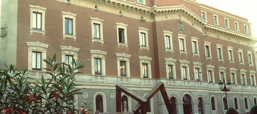 Fachada principal de la sede del Tribunal de Cuentas situado en la calle Fuencarral. Fachada principal de la sede del Tribunal de Cuentas situado en la calle Fuencarral.