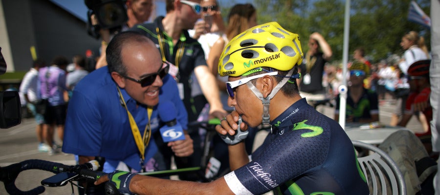 Nairo Quintana con la prensa en el Tour de Francia Nairo Quintana con la prensa en el Tour de Francia