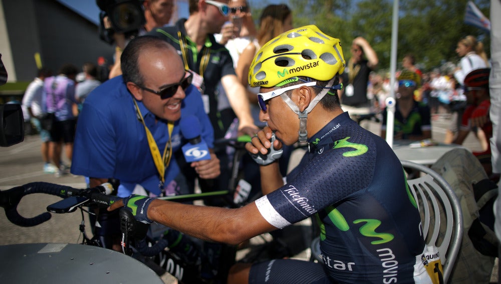 Nairo Quintana con la prensa en el Tour de Francia