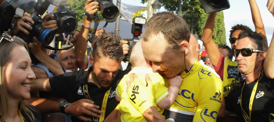 Chris Froome se abraza a su hijo Chris Froome se abraza a su hijo