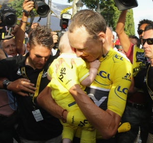 Chris Froome se abraza a su hijo Chris Froome se abraza a su hijo