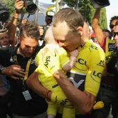 Chris Froome se abraza a su hijo Chris Froome se abraza a su hijo