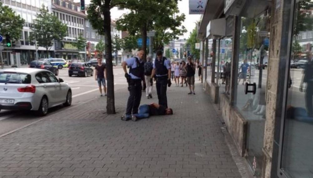 La Policía detiene a un hombre que corría por la calle con un machete en la mano (Alemania)