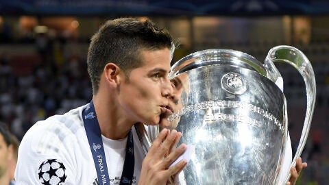 James besando la Und&eacute;cima