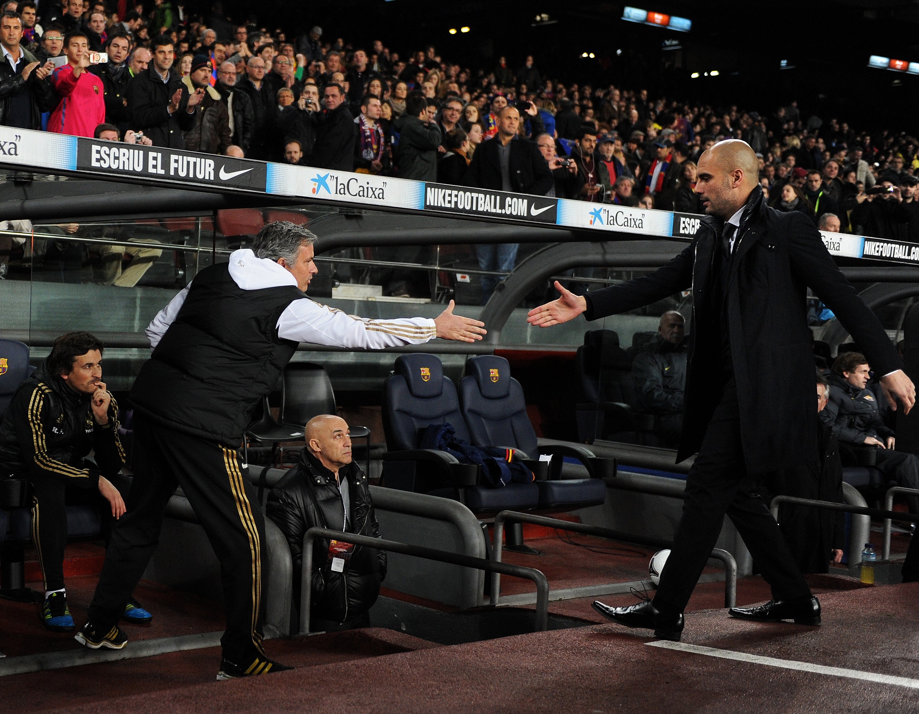 Mourinho: "Claro que le daré la mano a Guardiola" Mourinho: "Claro que le daré la mano a Guardiola"