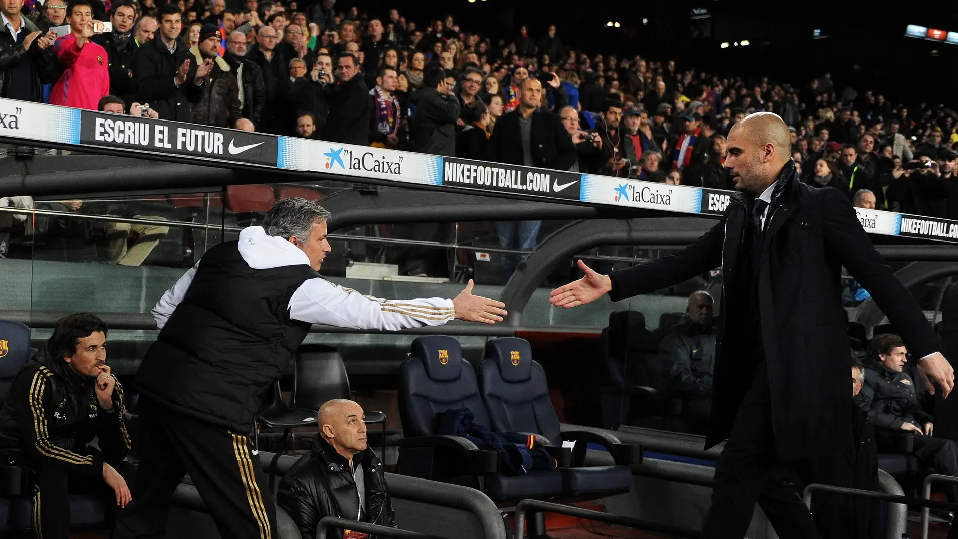 Mourinho y Guardiola dándose la mano en la final de la Copa del Rey de 2012