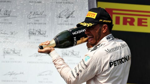 Hamilton disfruta del champ&aacute;n en Hungr&iacute;a