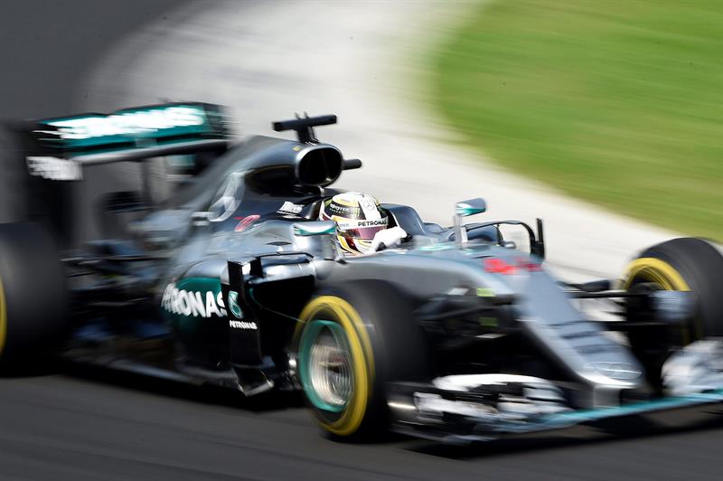 Hamilton doblega a Rosberg y se convierte en nuevo líder del Mundial Hamilton doblega a Rosberg y se convierte en nuevo líder del Mundial