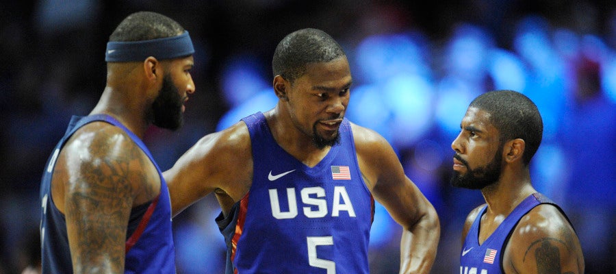 Kevin Durant conversa con DeMarcus Cousins y Kyrie Irving Kevin Durant conversa con DeMarcus Cousins y Kyrie Irving
