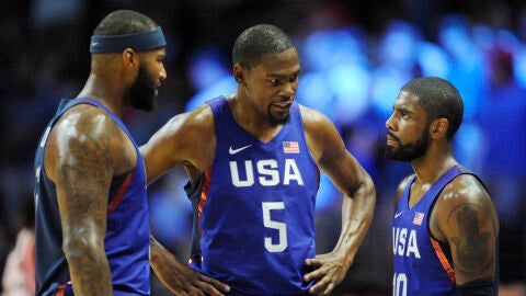 Kevin Durant conversa con DeMarcus Cousins y Kyrie Irving