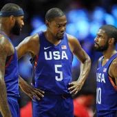Kevin Durant conversa con DeMarcus Cousins y Kyrie Irving Kevin Durant conversa con DeMarcus Cousins y Kyrie Irving