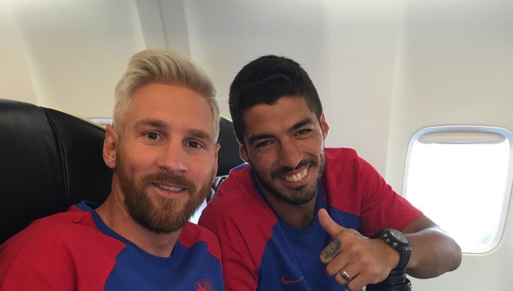 Leo Messi y Adriano, en su viaje a Inglaterra.