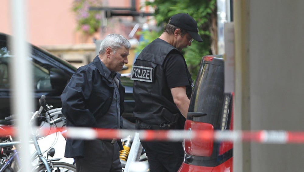 Dos policías en el lugar de la explosión en Ansbach