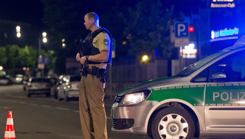 Un policía vigila la zona afectada por la explosión en Ansbach