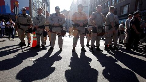 Integrantes de la Polic&iacute;a de Florida en un dispositivo