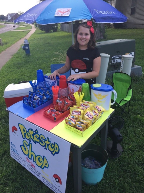Es lo que hay: Una niña gana 200 dólares diarios vendiendo limonada a jugadores de 'Pokémon Go' Es lo que hay: Una niña gana 200 dólares diarios vendiendo limonada a jugadores de 'Pokémon Go'