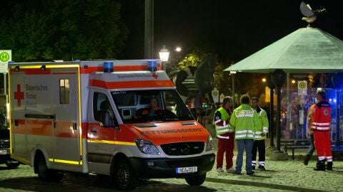 Efectivos sanitarios en el lugar de la explosi&oacute;n en Ansbach.