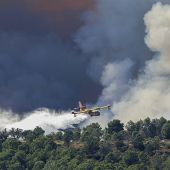 Medios aéreos combaten el incendio declarado en Artana (Castellón).