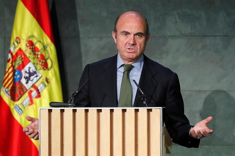 El Gobierno sube la previsión de PIB al 2,9% en 2016 y la baja al 2,3% en 2017 El Gobierno sube la previsión de PIB al 2,9% en 2016 y la baja al 2,3% en 2017