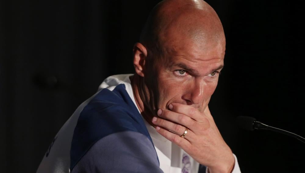 Zidane, serio en rueda de prensa