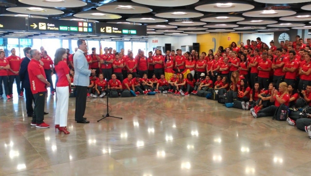 Felipe VI da un discurso ante los atletas españoles en Barajas