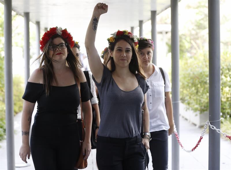 Absueltas las activistas de Femen en su primer juicio en España Absueltas las activistas de Femen en su primer juicio en España
