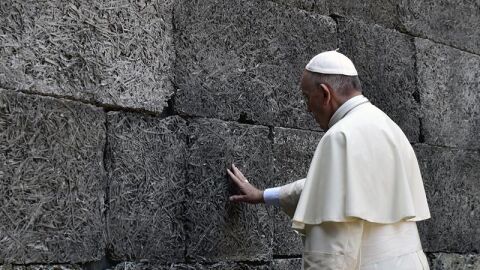 El papa Francisco en el campo de concentraci&oacute;n de Auschwitz (Alemania).