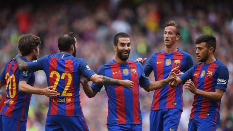 Los jugadores del Barcelona celebran el gol de Arda Turan