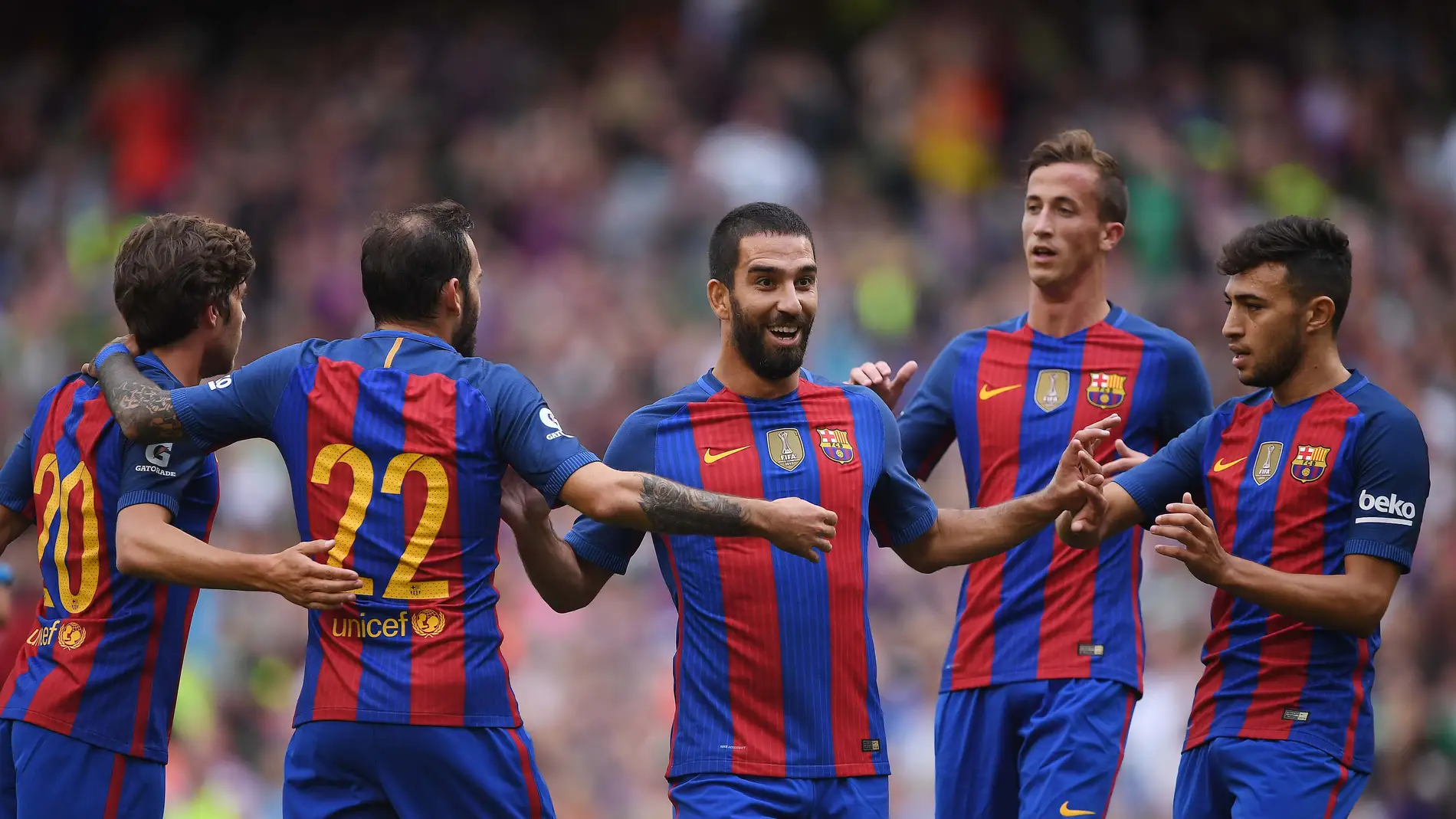 Los jugadores del Barcelona celebran el gol de Arda Turan