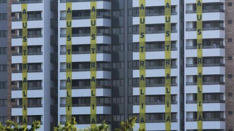  La alarma se encendi&oacute; hacia las 17.00 hora local (20.00 GMT) por la humareda que se expandi&oacute; por las escaleras de la edificaci&oacute;n despu&eacute;s de que algunas cajas de cart&oacute;n que estaban almacenadas en el s&oacute;tano prendieran fuego por un cigarrillo encendido al parecer arrojado accidentalmente, explic&oacute; el Comit&eacute; Organizador R&iacute;o 2016. Los atletas australianos que estaban en la edificaci&oacute;n evacuaron sus apartamentos al escuchar la alarma pero los bomberos destinados a la Villa Ol&iacute;mpica controlaron r&aacute;pidamente el principio de incendio y autorizaron el regreso de todos a sus alojamientos. El susto lo vivi&oacute; precisamente la delegaci&oacute;n que m&aacute;s reclam&oacute; de las condiciones de los apartamentos que les fueron destinados en la Villa Ol&iacute;mpica. La delegaci&oacute;n australiana se neg&oacute; a ocupar sus apartamentos el pasado domingo, cuando la Villa Ol&iacute;mpica fue oficialmente abierta, y prefiri&oacute; alojar a los atletas en hoteles pr&oacute;ximos mientras el Comit&eacute; Organizador resolv&iacute;a los fallos. Los portavoces de Australia dijeron haber identificado al menos 200 deficiencias en sus apartamentos, incluyendo filtraciones de agua, problemas en conexiones el&eacute;ctricas, retretes que no funcionaban, hilos el&eacute;ctricos expuestos, falta de agua caliente y mucha suciedad. La pol&eacute;mica fue alimentada por el alcalde de R&iacute;o de Janeiro, Eduardo Paes, quien dijo que colocar&iacute;a canguros en la edificaci&oacute;n australiana para que los atletas se sintieran en casa. En respuesta, los australianos dijeron que no necesitaban canguros sino electricistas y fontaneros. La pol&eacute;mica fue superada el jueves cuando el Comit&eacute; Organizador, que contrat&oacute; 630 t&eacute;cnicos para resolver los problemas denunciados, dijo haber concluido todas las reparaciones y entregado los apartamentos impecablemente a las m&aacute;s de 200 delegaciones.