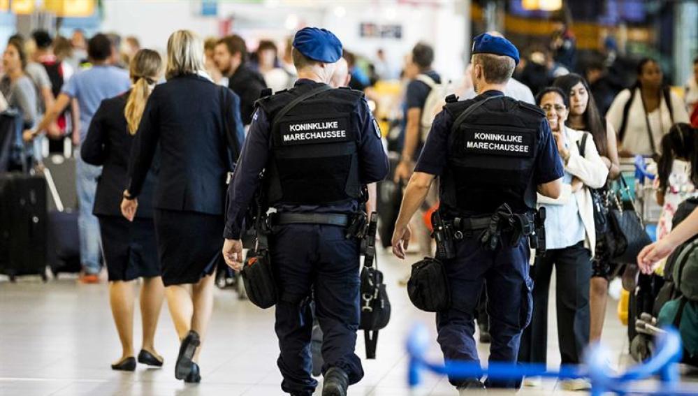 Fuerzas de seguridad en el aeropuerto de Schiphol, Amsterdam