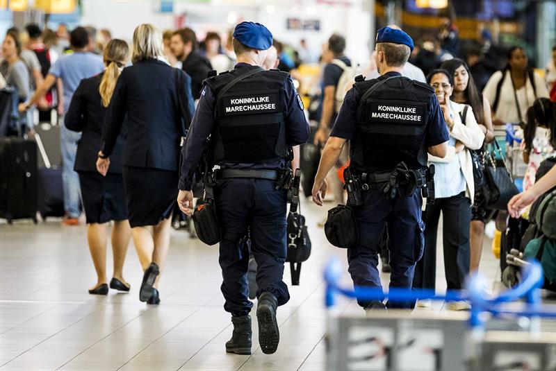 La Policía desaloja el aeropuerto de Schiphol en Ámsterdam tras disparar a un individuo que ha sido detenido La Policía desaloja el aeropuerto de Schiphol en Ámsterdam tras disparar a un individuo que ha sido detenido