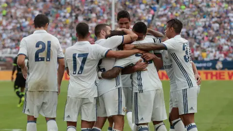 Los jugadores del Real Madrid celebran un gol Los jugadores del Real Madrid celebran un gol