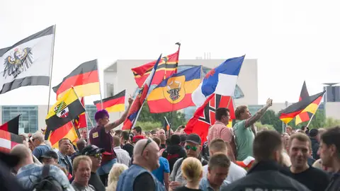 Un grupo de manifestantes de ultraderecha protesta por las políticas de asilo de Angela Merkel Un grupo de manifestantes de ultraderecha protesta por las políticas de asilo de Angela Merkel
