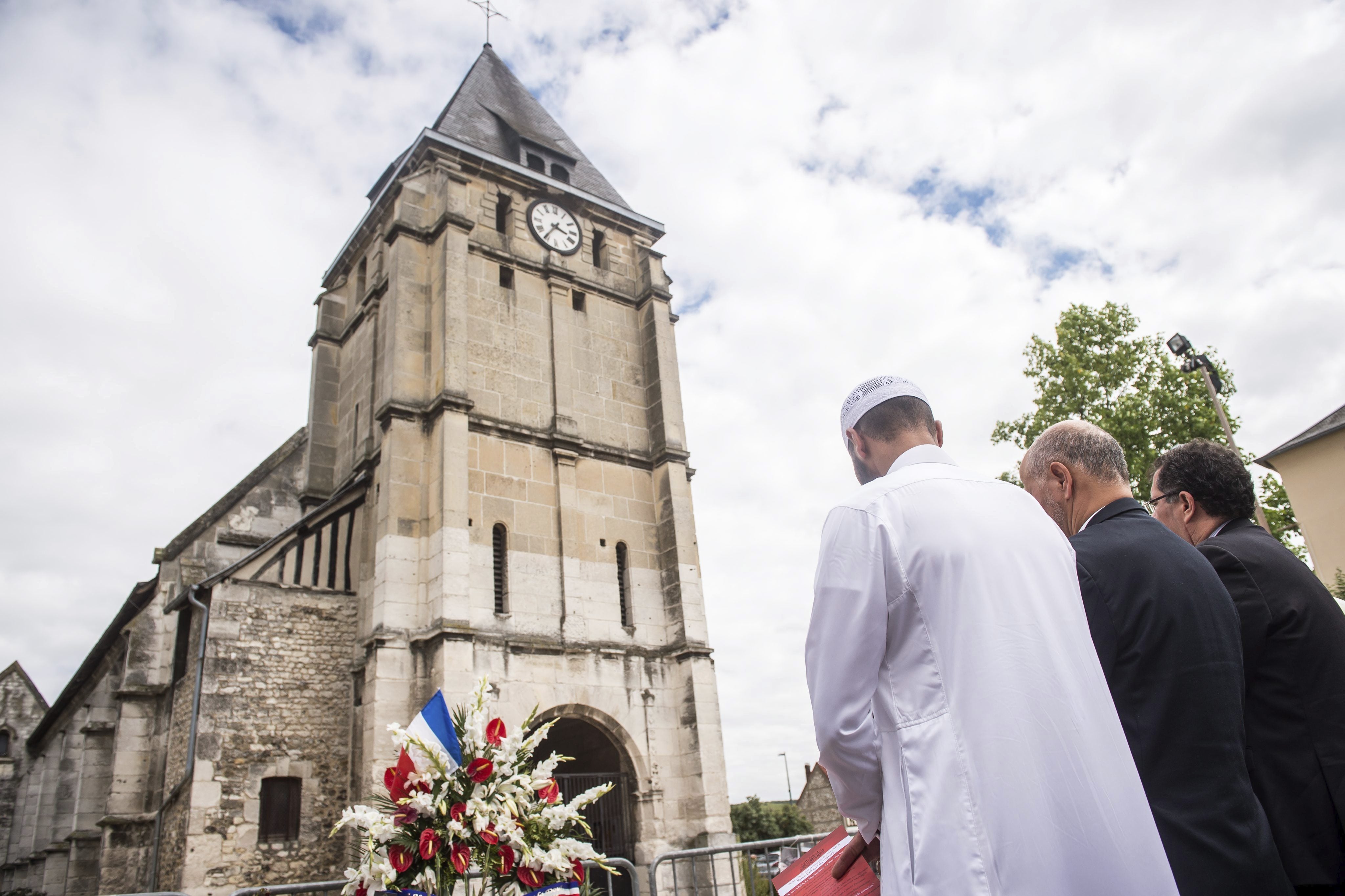 Musulmanes asisten a la misa dominical de la iglesia de Saint-Etienne Musulmanes asisten a la misa dominical de la iglesia de Saint-Etienne