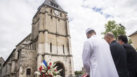 Homenaje al p&aacute;rroco de la iglesia de Saint-Etienne del pasado 29 de julio.
