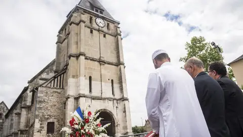 Homenaje al párroco de la iglesia de Saint-Etienne del pasado 29 de julio. Homenaje al párroco de la iglesia de Saint-Etienne del pasado 29 de julio.