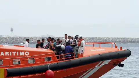 La embarcación Salvamar Algenib, de Salvamento Marítimo, a su llegada al puerto de Almería La embarcación Salvamar Algenib, de Salvamento Marítimo, a su llegada al puerto de Almería