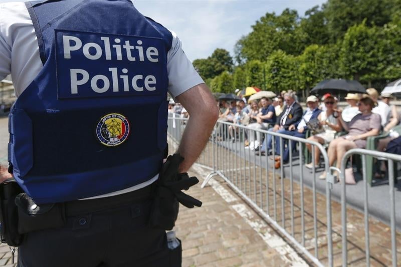Policías belgas juegan a Pokémon Go en su jornada laboral durante la fiesta nacional Policías belgas juegan a Pokémon Go en su jornada laboral durante la fiesta nacional