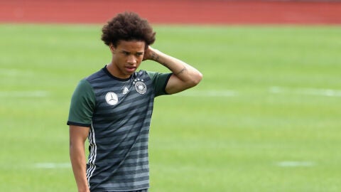 Leroy San&eacute; durante un entrenamiento con Alemania
