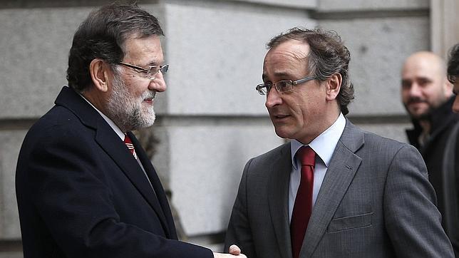 Rajoy asegura que "todo el partido" está con Alonso como candidato en Euskadi Rajoy asegura que "todo el partido" está con Alonso como candidato en Euskadi