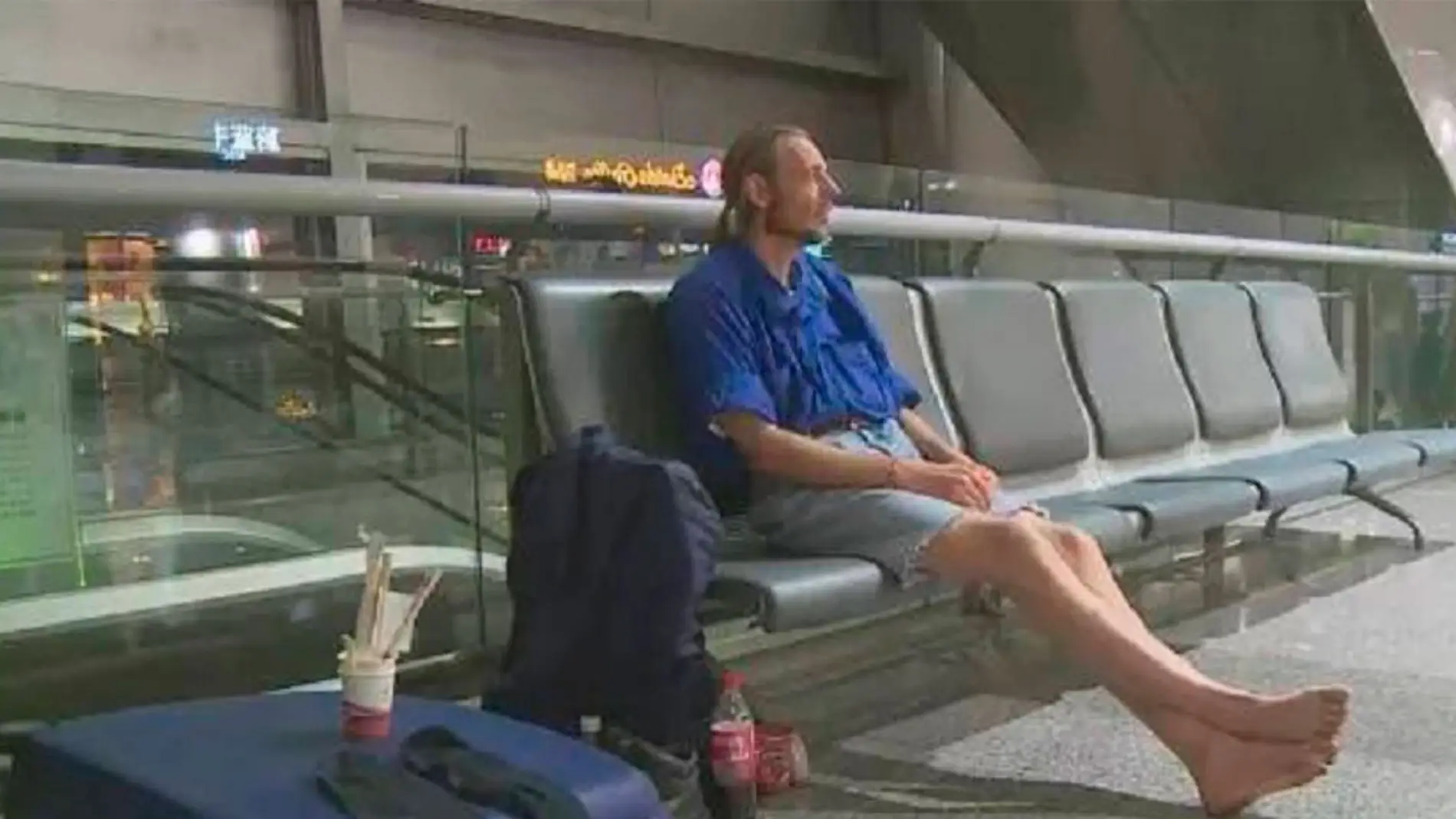 El holandés de 41 años en el aeropuerto