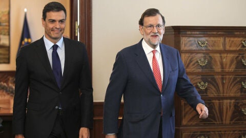 Mariano Rajoy y Pedro S&aacute;nchez a su llegada a la reuni&oacute;n