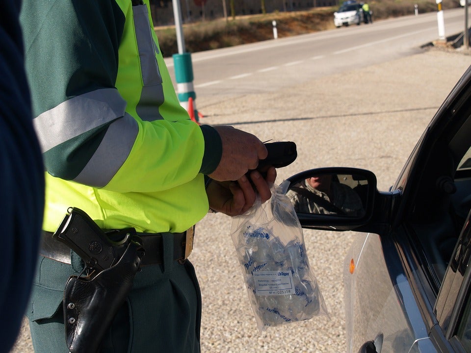 La Policia Local de Vila-real intensifica els controls d’alcohol i drogues al volant en Nadal per a prevenir accidents i impulsa una campanya per a garantir la seguretat als establiments La Policia Local de Vila-real intensifica els controls d’alcohol i drogues al volant en Nadal per a prevenir accidents i impulsa una campanya per a garantir la seguretat als establiments