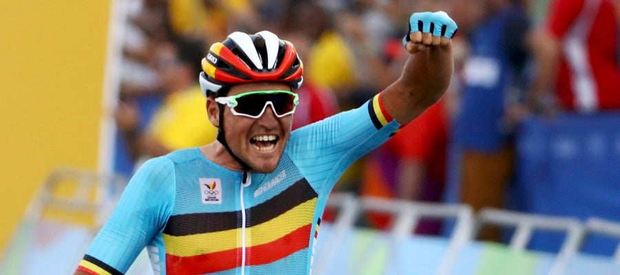 Greg Van Avermaet celebra su victoria y la medalla de oro en la llegada en la Playa de Copacabana Greg Van Avermaet celebra su victoria y la medalla de oro en la llegada en la Playa de Copacabana
