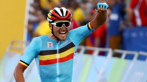 Greg Van Avermaet celebra su victoria y la medalla de oro en la llegada en la Playa de Copacabana