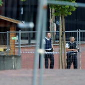Policías belgas hacen guardia frente a la comisaría principal de Charleroi